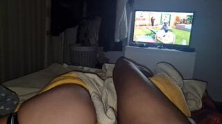 Tata vine să-mi spună noapte bună în cameră şi mi-o trage