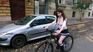Am clipi păsărica mea și țâțe în timp ce echitatie pe străzile din Budapesta - Dollscult