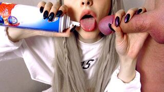 Mic dejun delicios cu o blonda draguta: mancare si sperma in gura
