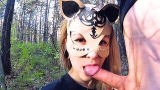 Şcolăriţa blondă se masturbează şi suge pula în pădure - sex oral public