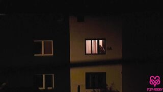 Uită-te la două fete lesbiene pe fereastră şi vizitează-le în trei