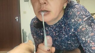 Nu spune nimănui! Mama vitregă cu o felaţie o ajută pe fiul ei vitreg şi îi intră în gură