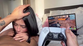 Sora mea vitregă nu mă lasă să mă joc cu Fortnite şi să mă stropească