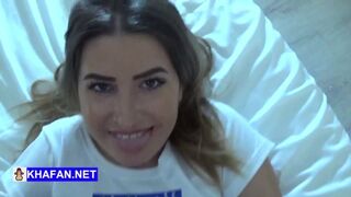 O fată iraniană sexy şi sexy şi o suge în faţa camerei