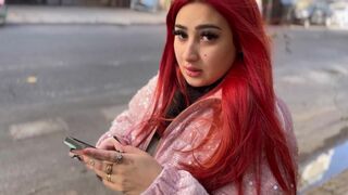 O fată latină sexy îşi împarte puiul cu un străin şi i-o trage tare