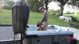 Pasionat în afara dracu 'într-un jacuzzi fierbinte într-un weekend hambar