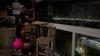 Un pahar de băutură s-a transformat într-un sex fierbinte pe balcon