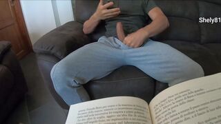 Fiu de vitreg neruşinat! În timp ce mama vitregă citeşte, se uită la filme porno şi-şi bate scula