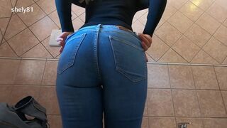 Poartă blugi sexy, arată fundul mare şi se masturbează