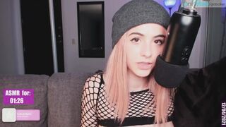 Gia Baker îţi vorbeşte murdar în microfon în Asmr