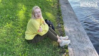 Webcam fata devine plătit pentru supt în parc
