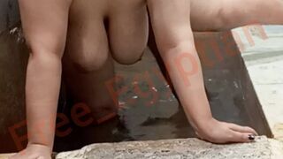 Sex de noapte cu o femeie din satul egiptean în baie cu gemete puternice