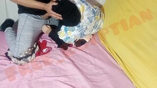 Milf fierbinte arab futut de către tipul tânăr, și el o să-l omoare de două ori în cap