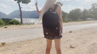 Târfa adolescentă blondă şi-o trage tare