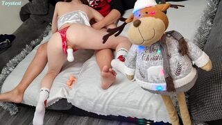 Adolescenta amatoare îţi arată cum vrea o partidă în trei cu o sculă falsă