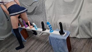 Teen subțire de echitatie greu pe scule false la orgasm imens