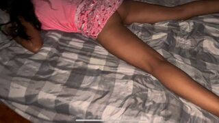 Prietenul fratelui meu stă acasă, vine în camera mea, îmi fute păsărica, îmi cade în pantaloni