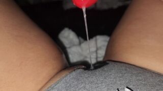 Urmărind porno, chiloţii ei sunt uzi şi îi place!