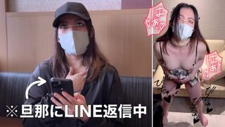 Soţie frumoasă care stă cu stropiţi în videoclipul japonez amator