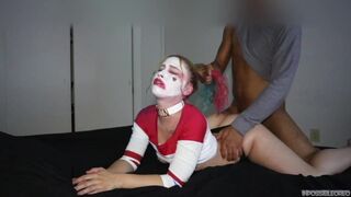 Harley Quinn suge penisul uriaş şi îl călăreşte până se bucură într-o versiune de noapte