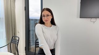 Ava fierbinte lucrează din greu pentru a obține locuri de muncă și umple gura