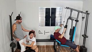 Exclusiv, o soţie îşi regulează soţul pe la spate la sală!