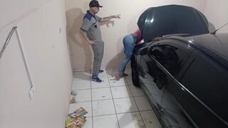 Târfa sexy de la mecanic şi-o trage cu angajatul