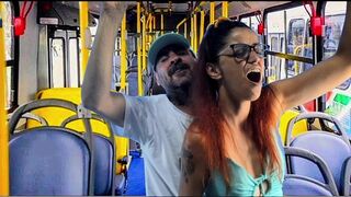 Studenta lasa un strain sa-si frece coada de transportul public