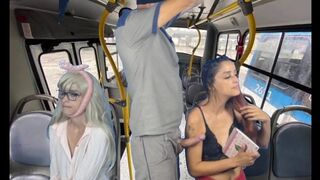 Perversul din autobuz se freacă de femei în public!