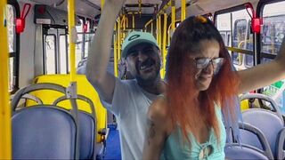 Se culcă cu o şcolăriţă străină în autobuz!