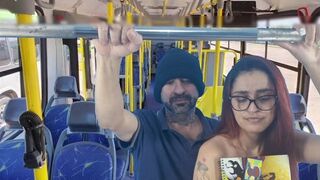 Studenta se culcă cu un străin în autobuz din spate!