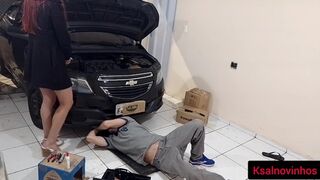 Doamna cu maşina vrea mecanicul ei!