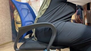 Soţia Arabă a prietenului meu s-a entuziasmat la muncă şi s-a regulat în chiloţei