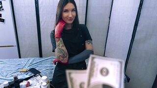Asistenta sexy în mănuși de latex ajută pacientul ei să dea probe de spermă