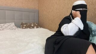 Soția arabă vorbind la telefon și atinge păsărica ei la orgasm