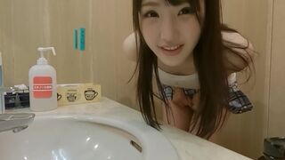 Japoneză drăguţă futută într-o cafenea obişnuită cu jucării şi sex oral