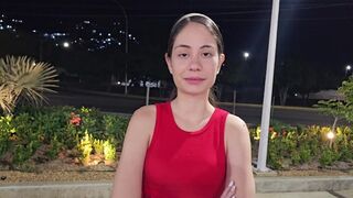 O adolescentă sexy rămâne blocată pe stradă, iar eu o voi ajuta să-şi ducă fundul mare acasă