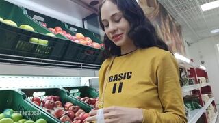 Invit o fată ciudată de la piaţă, şi devine o nebună