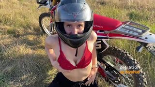 Chick motociclist fierbinte suge motociclist în domeniul enduro