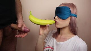 Micul vitreg sora joc în jocul de fructe legat la ochi