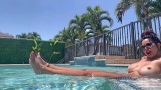 Fată arab fierbinte, goală, răsfăţându-se în piscină