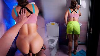 Târfă cu fundul perfect, o să i-o tragă în toaletă!