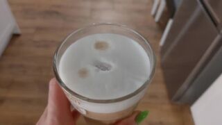 Soţul cu coarne bea cafea cu gustul spermei după ce soţia i-a supt prietenul şi gura i s-a săturat
