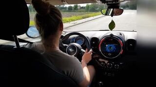 Soţie sexy care suge un străin într-o maşină pe stradă