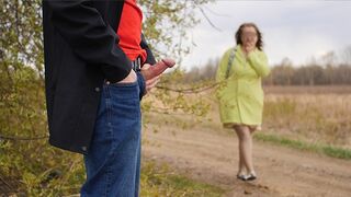 Un adolescent exhibiţionist şi un străin în public