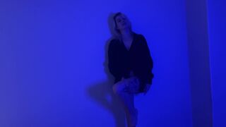 Blonda sensibila se masturbeaza salbatic cu fundul mare si sanii