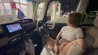 Pervers, cu sâni mari se masturbează în maşină în public, chiar dacă un tânăr poate vedea