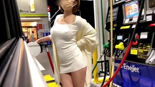Doamna sexy se arată în magazin cu ţâţe mari şi se entuziasmează de peepers