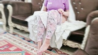O vecină sexy m-a rugat să-i arăt scula mea şi a devenit o nebună