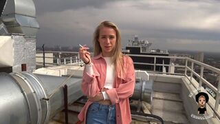 Căţea fierbinte aproape a înghiţit pula pe stradă